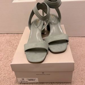 New in Box Bandolino Kindlie2 light green Women’s Sandals size 7M